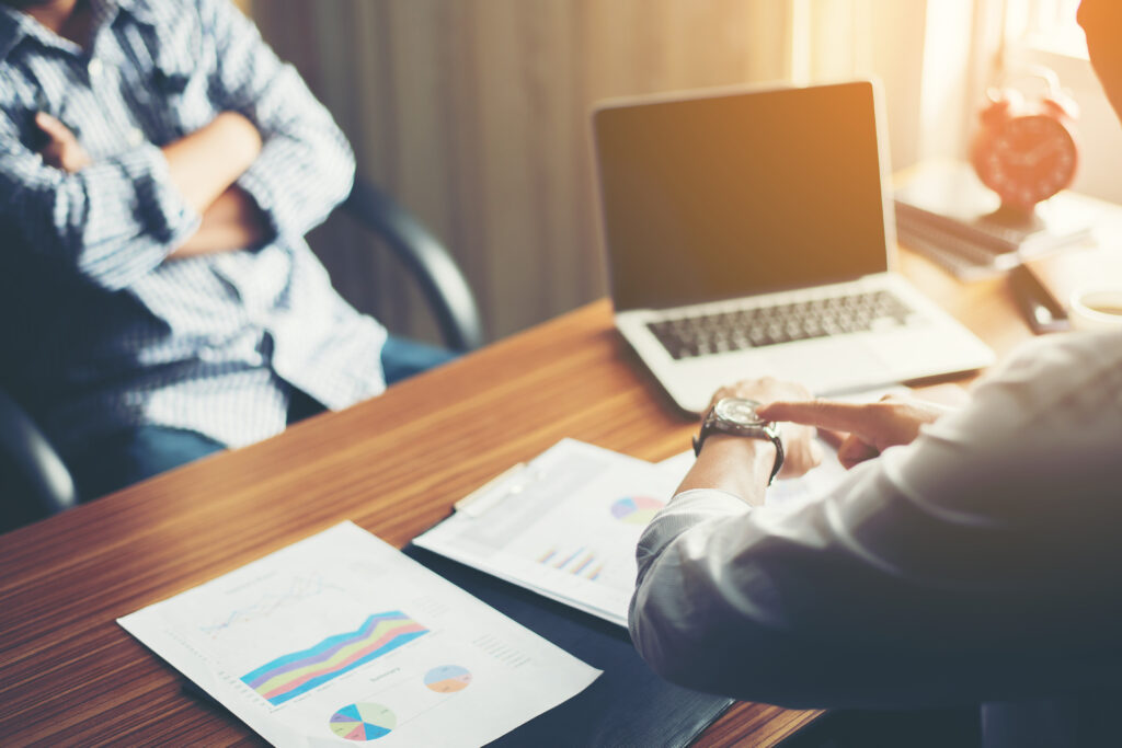 社長と話し合うコンサルティング会社社員