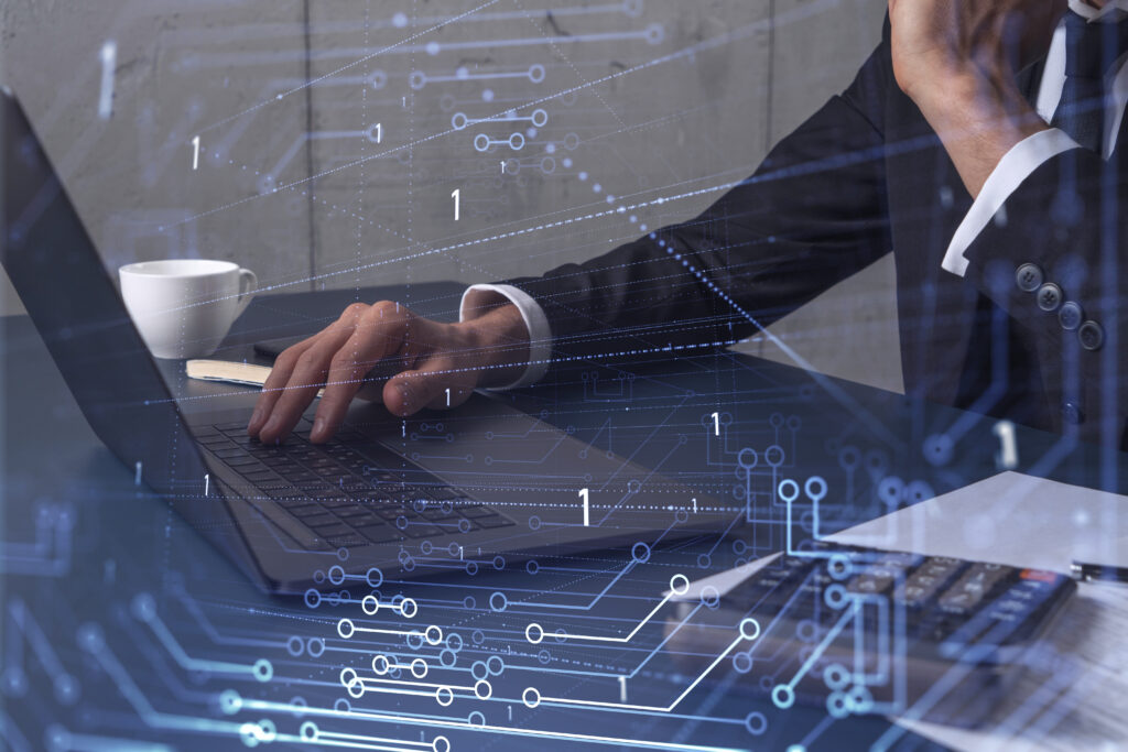 パソコンにコードを入力している