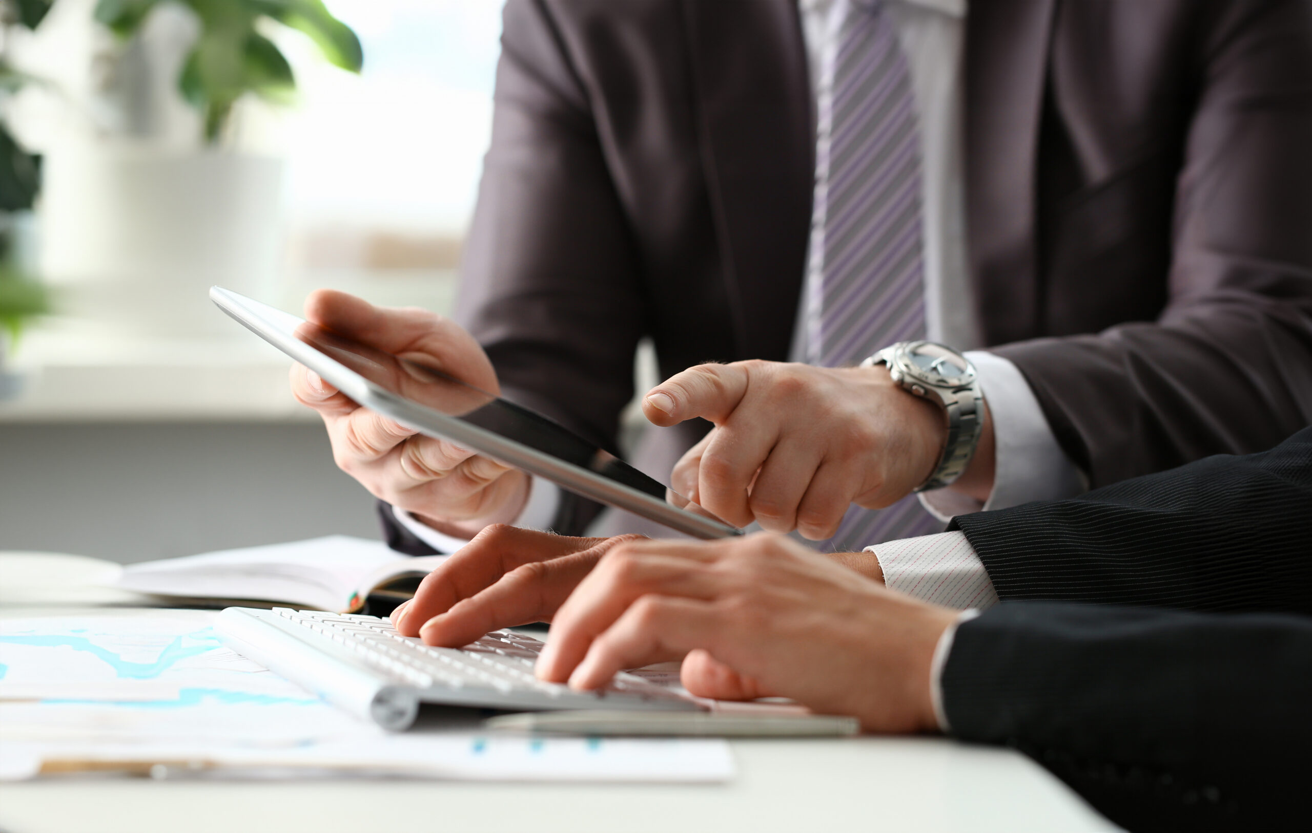 ビジネスマンがタブレットを見て戦略を練っている