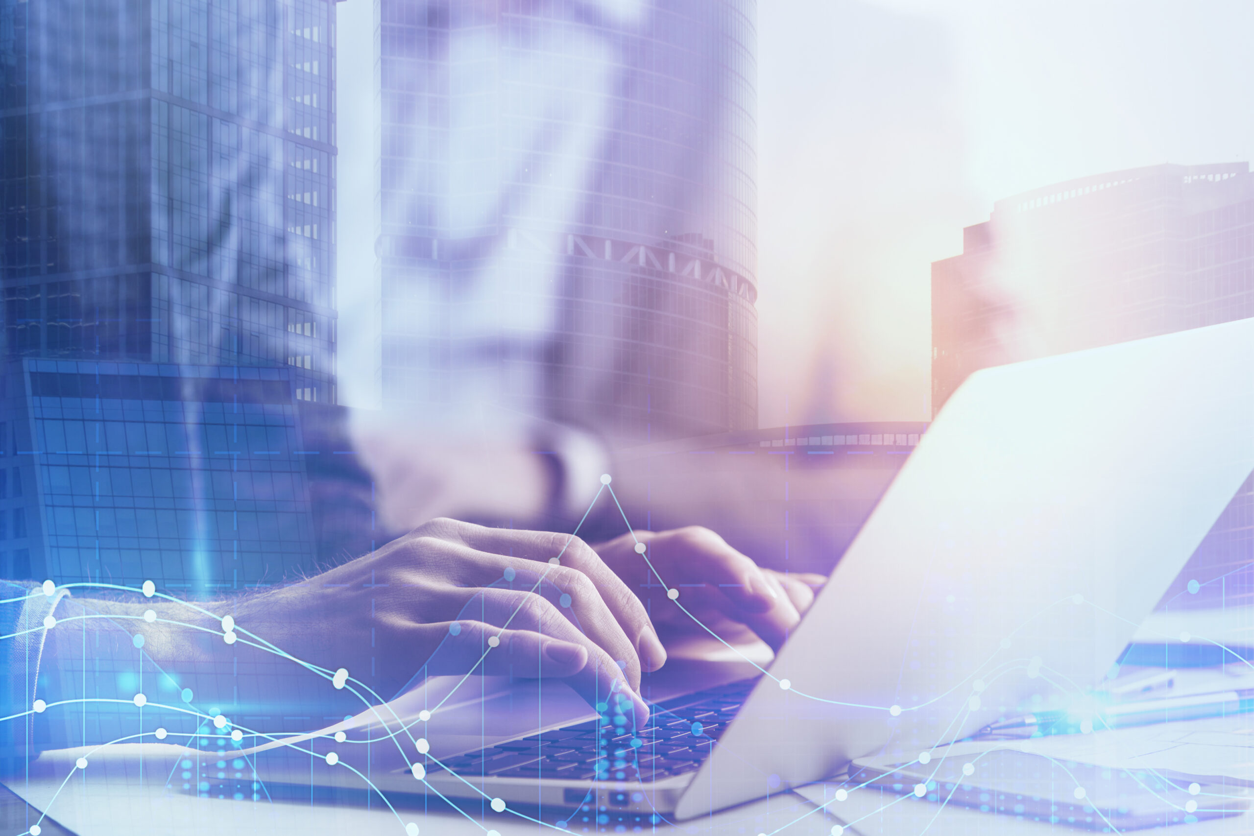 ビジネスマンがIT用語を入力している